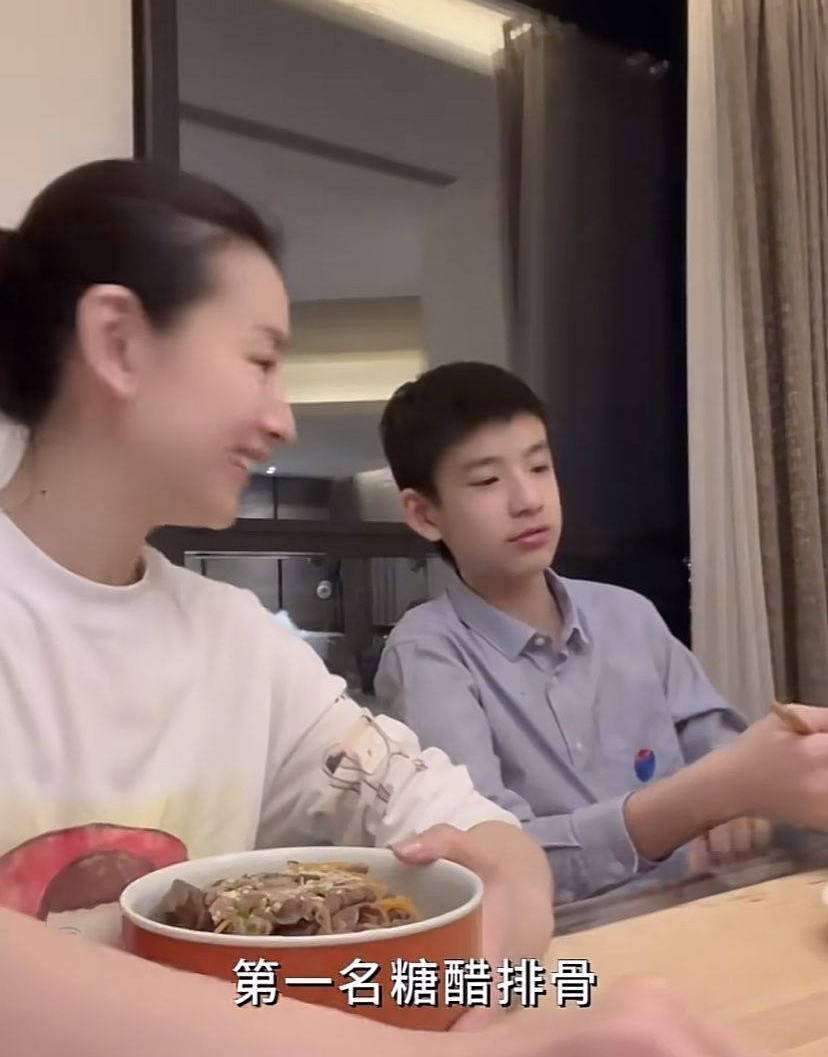 　　毛宁表示，中方已经第一时间向新方提出严正交涉。新加坡领导人曾多次表示，台湾问题是中国红线中的深红线。中方重视新方这一说法，希望新方严格恪守一个中国原则，以实际行动维护中新友好关系大局。