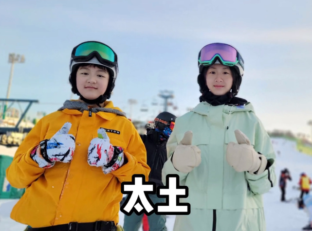 新能源汽车的弯道超车,在促进中国汽车出口方面提供了极大助力。中汽协的数据显示,中国新能源汽车保持产销两旺势头,连续9年位居全球第一。2023年,新能源汽车产销分别完成958.7万辆和949.5万辆,同比分别增长35.8%和37.9%,市场占有率达到31.6%,高于上年同期5.9个百分点。