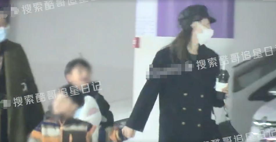 　　<strong><span>要持续紧盯“七个有之”问题</span></strong><span>，把严惩政商勾连腐败作为攻坚战重中之重，严肃查处带有公安特点的行业性、系统性、地域性新型腐败和隐性腐败，</span><strong><span>决不允许腐败在公安机关有藏身之地。</span></strong>