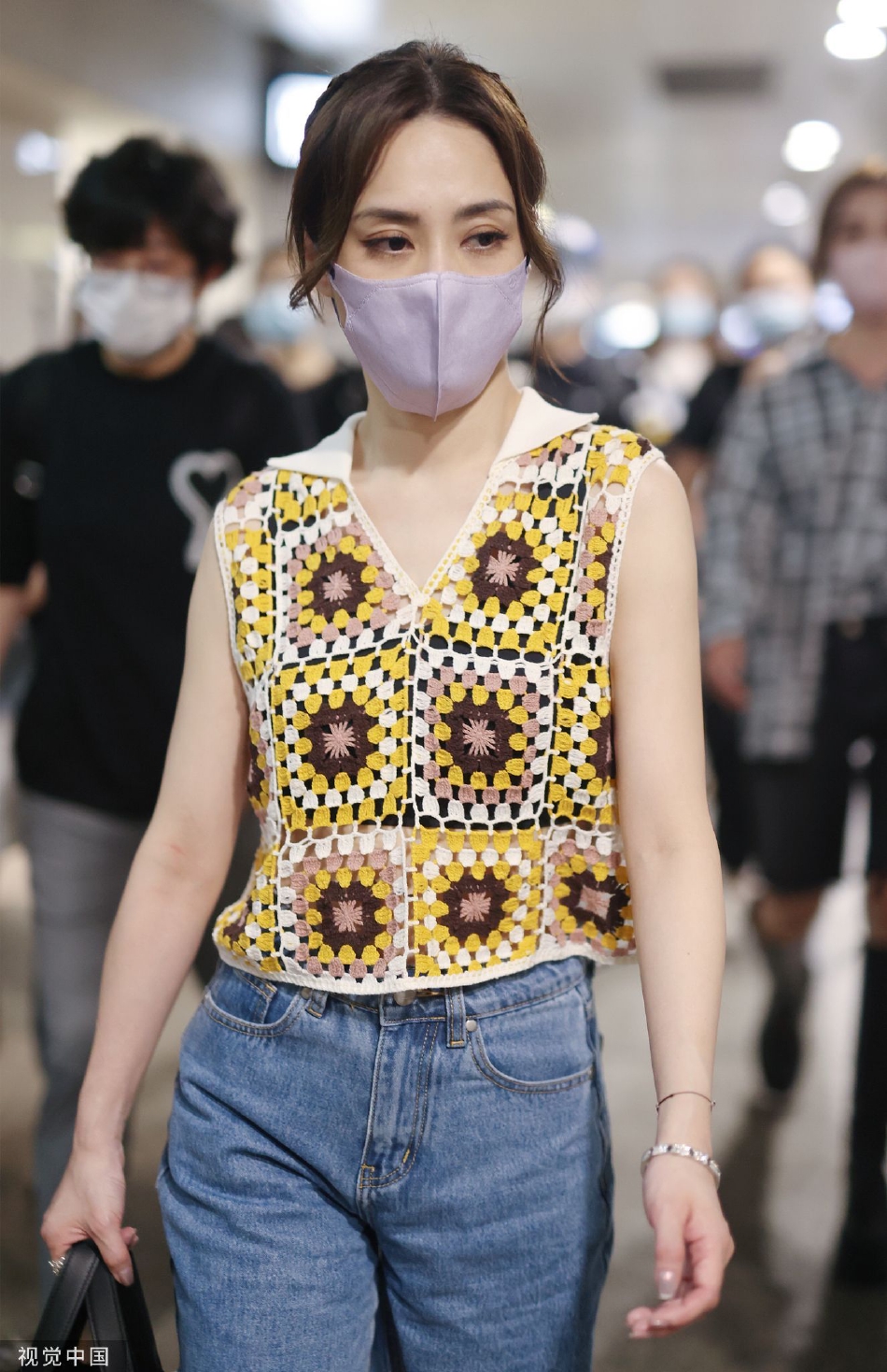 “煤炭开采前都是要进行瓦斯检测的,发现瓦斯气体会进行上下两排钻孔排气,然后才能进行接下来的挖煤、运煤操作,这次的事故是发生在掘进机退出的时候,可能碰到了存有瓦斯气体的地方,造成了煤与瓦斯突出事故。” 记平说。