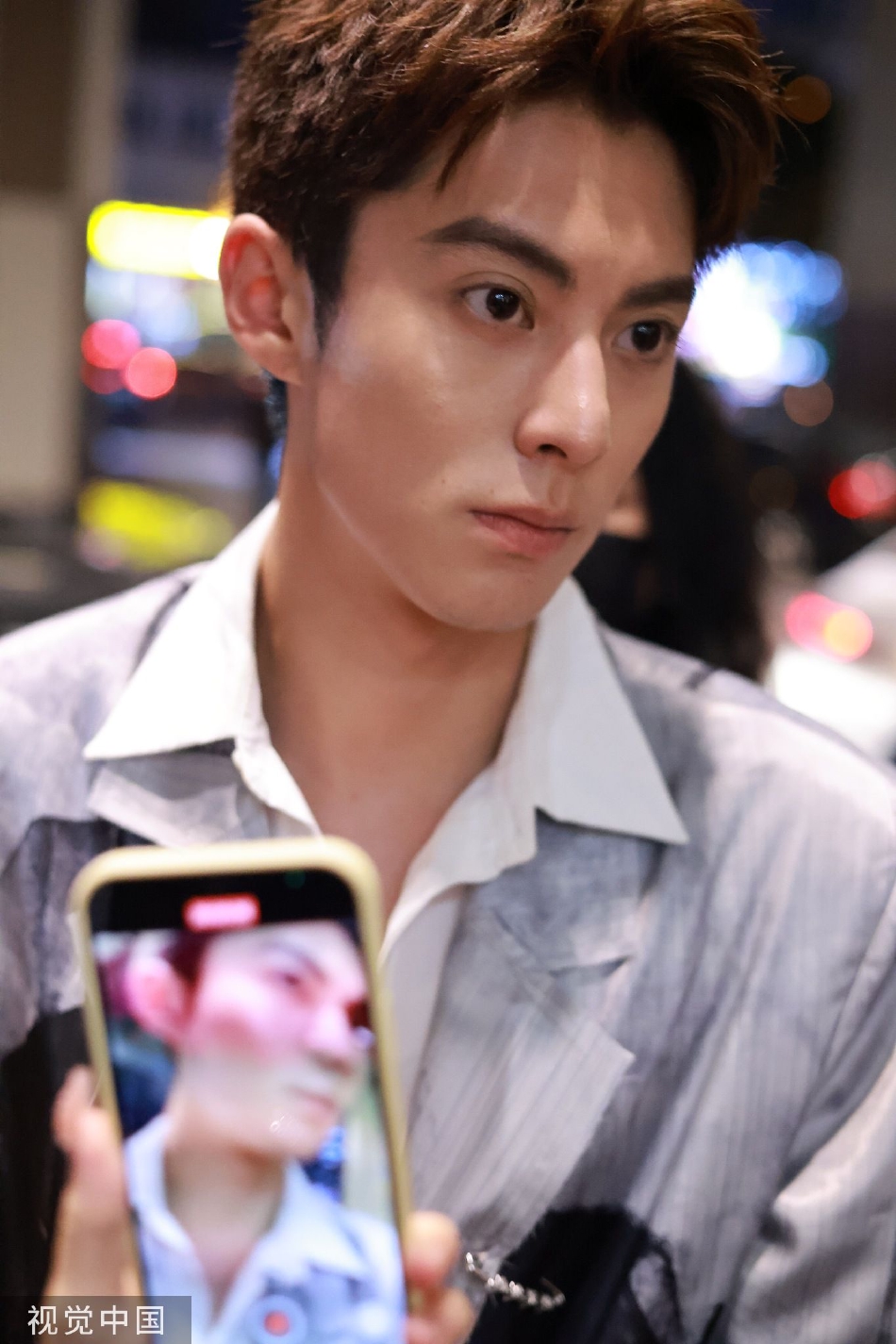 　　将第二十四条修改为：“中国人民银行报请国务院批准有关利率、汇率或者其他货币政策重要事项的决定方案时，可以将货币政策委员会建议书或者会议纪要作为附件一并报送。”