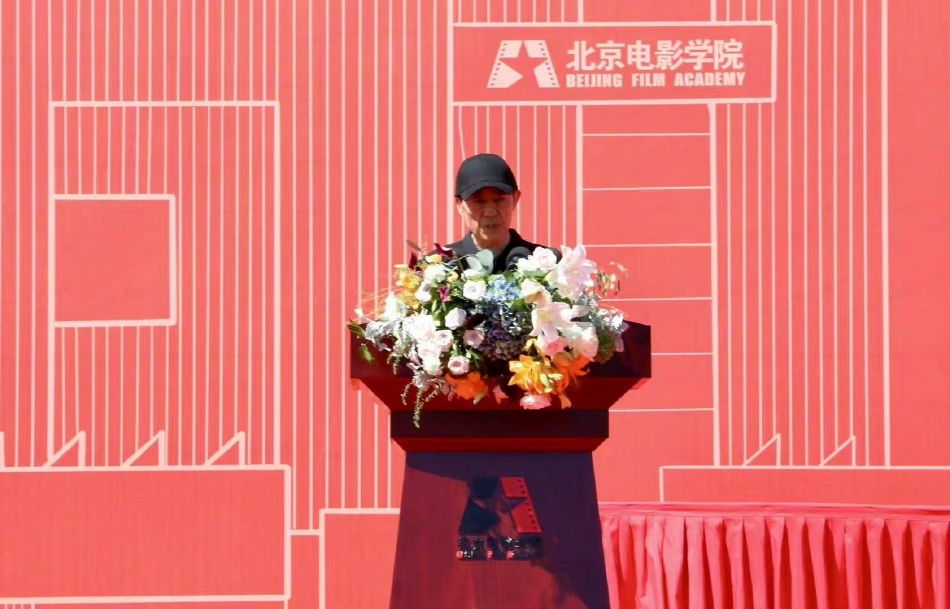那么,房票能否扩大规模和范围?对此,广东省住房政策研究中心首席研究员李宇嘉指出,房票已经确定为新时期广州旧改的安置渠道之一,考虑到全市新房去化周期长(超过20个月),广义库存去化周期在5-7年,加上未来十几年广州还要推进近100个村的旧改,而且还要施行片区综合改造,预计未来新房还将放量。在市场预期下行、购买力不足的情况下,迫切需要房票来实现多个方面的目的,因此,未来还会在黄埔、天河、番禺、白云等旧改重点区域推开,预计也将通过资金奖励、房价折扣、降低税费等方式,鼓励被拆迁户选择房票安置。