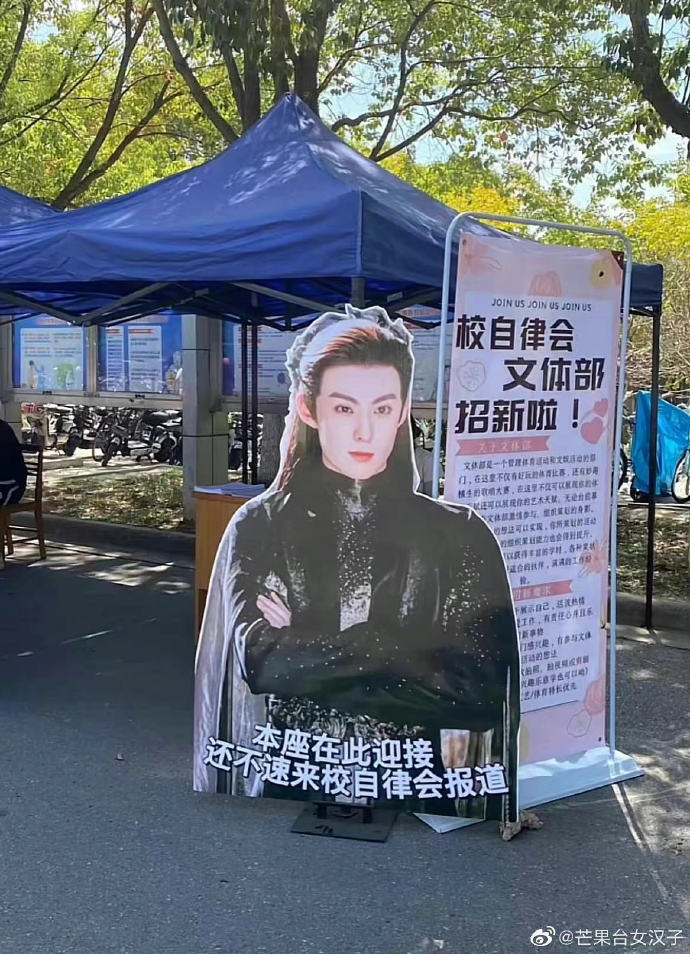 将第二十四条修改为:“中国人民银行报请国务院批准有关利率、汇率或者其他货币政策重要事项的决定方案时,可以将货币政策委员会建议书或者会议纪要作为附件一并报送。”