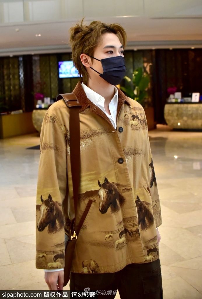 　　此外，国家高端智库cdi研究员宋丁表示，最近从中央到地方连续推出相关房地产利好政策，大方向是向保障性住房方面发展，而其不像过去那样采取外延式的新地招牌挂，基本上是在老城区通过城中村等存量改造后转化成保障性住房，由此来完成房地产的增量。在此背景下，为避免转化中的困难，政策层面使用了两大“杀手锏”，其中之一在于低息贷款政策，由此释放出非常大的流量来扶持；另外，广州推出房票制也是一个非常重要的象征，有助于解决流动性和周转效率问题。