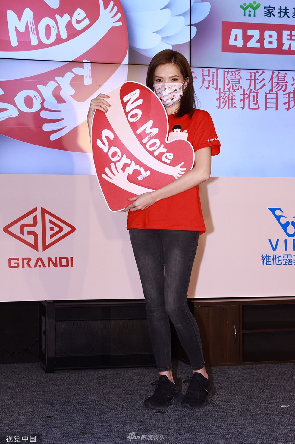 一、在《中国人民银行货币政策委员会条例》中增加一条,作为第二条:“货币政策委员会工作坚持中国共产党的领导,推动健全现代货币政策框架,重要事项报党中央、国务院。”