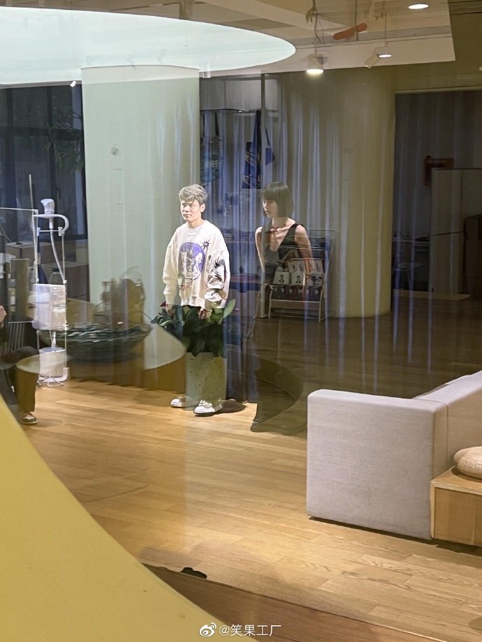 　　公路方面，交通运输、公安部门将协同开展应急联合指挥和路警联动，提前梳理京港澳、连霍等重点通道易拥堵路段、收费站、服务区，制定疏导绕行方案，及时发布道路拥堵信息；春运期间除保障公路安全运行的应急养护外，原则上不安排其他占道养护施工。（记者 郭北晨）