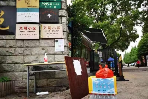 　　王青认为，在“猪周期”转入价格上升阶段、国际原油价格有望回稳等因素带动下，cpi同比中枢有望从2023年的0.3%回升至1.3%，通缩风险会进一步弱化。