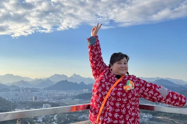 根据中国(深圳)综合开发研究院2023年9月发布的《深圳城中村楼栋字典2022》数据,截至2022年底,深圳全市以自然村为单位的城中村单元共计2042个,城中村总楼栋约31.9万栋,总套(间)约591.3万,总建筑面积约2.2亿平方米,占全市建筑总量比重超过40%,居住人口占深圳全市实有人口约60%。此外,市辖区分布情况方面,龙岗、宝安、龙华位列前三甲,栋数合计占比70.3%,建筑面积合计占比74.9%。