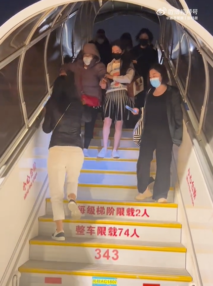 　　青海省数据局主要负责同志表示，将尽快完成数据局组建后续工作，按照省委省政府决策部署，主动融入新发展格局，立足省情实际，加强对数字青海、数字治理、数字赋能、绿色算力、数字经济等领域的深入研究，做好工作谋篇布局和顶层设计，依托对口支援、东西部协作、定点帮扶、招商引资等多重机制，加快形成全省数字经济“规划、基地、项目、政策、企业”五位一体协同推进的工作格局，以数字赋能助力打造生态文明高地、建设产业“四地”，为推动全省高质量发展增添新动力。