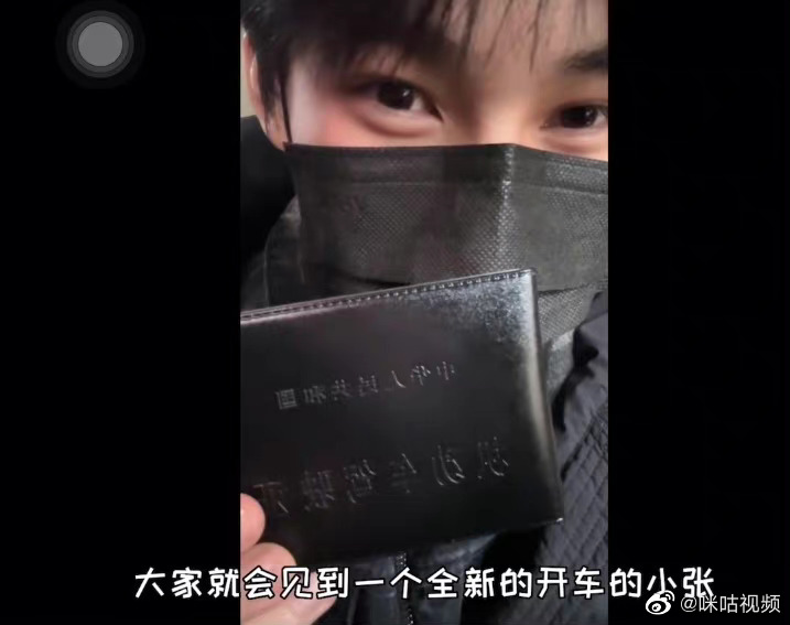 　　记平清楚记得，不到20平米的硐室内共躲进了23名工友，此时的硐室外充斥着瓦斯气体，没人敢出去坐升降机。20多名矿工最终等来了救援人员，多人被搀扶着出了矿井，而记平当时的身体状况还行，自己走出了矿井。