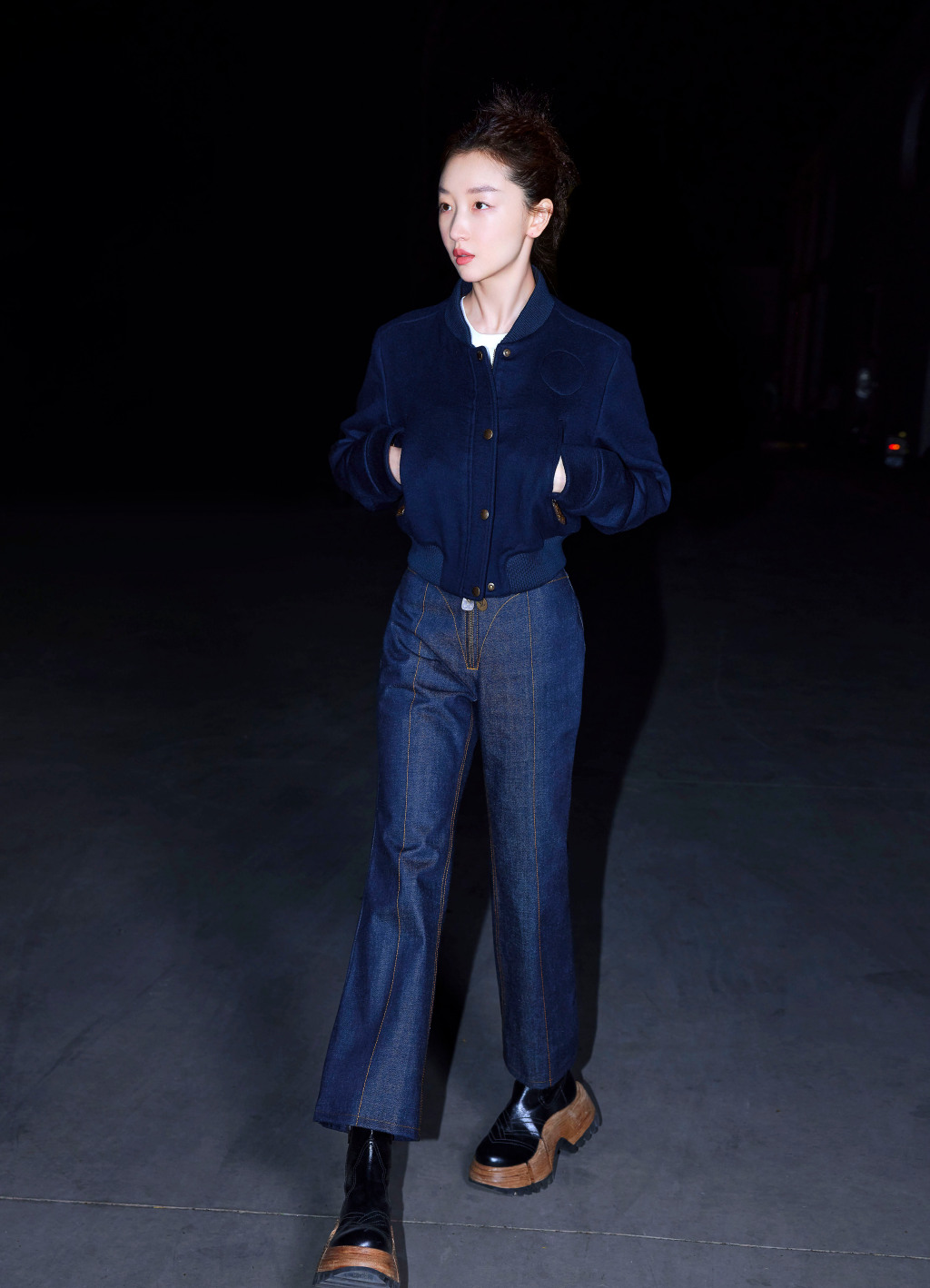 　　经初步调查，系该公司在污水处理池上方施工安装遮阳棚过程中突发池内空间可燃气体闪爆，导致污水处理池及上方遮阳棚坍塌。事故具体原因正在进一步调查中。