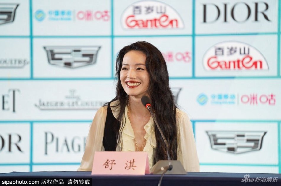 　　有记者问及中方对台湾地区领导人选举后两岸关系和台湾局势的看法，王毅表示，台湾地区选举是中国的地方事务。不管选举结果如何，都改变不了世界上只有一个中国、台湾是中国一部分的基本事实，都改变不了国际社会坚持一个中国原则的普遍共识。