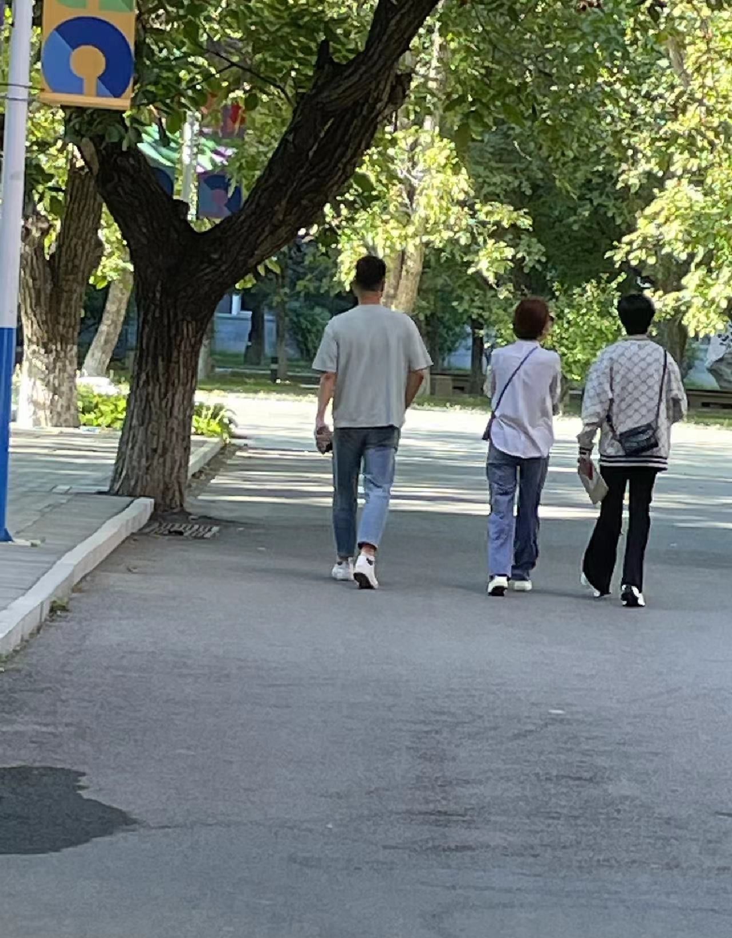 　　“进入新一轮计价周期后，变化率或以正值小幅开端，调价后首个工作日变化率幅度预计将在0.45%，对应上调幅度20元/吨附近。”金联创成品油分析师毕明欣预测称，短期内，国际原油走势或维持震荡，新一轮零售价调整方向不明朗。