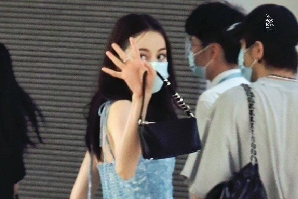 经初步调查,系该公司在污水处理池上方施工安装遮阳棚过程中突发池内空间可燃气体闪爆,导致污水处理池及上方遮阳棚坍塌。事故具体原因正在进一步调查中。