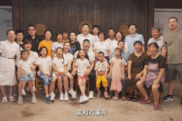 虽然计平已经获救并躺在医院的病床上,但是交谈间,记者仍能感觉到他的忐忑不安。1月13日晚上,计平督促妻子赶紧回家,因为家里还有三个孩子需要照顾。计平的老家在湖北,在天安煤业十二矿工作十多年后,他早已把平顶山当作自己的家。今年43岁的他有三个孩子,两个女儿和一个儿子,最大的女儿今年15岁,而计平在矿上每月1万至1万五的收入是全家重要的经济来源,前不久他和老婆刚在平顶山市卫东区买了一套房子。