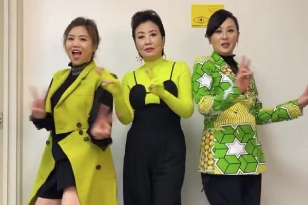 “煤炭开采前都是要进行瓦斯检测的,发现瓦斯气体会进行上下两排钻孔排气,然后才能进行接下来的挖煤、运煤操作,这次的事故是发生在掘进机退出的时候,可能碰到了存有瓦斯气体的地方,造成了煤与瓦斯突出事故。” 记平说。