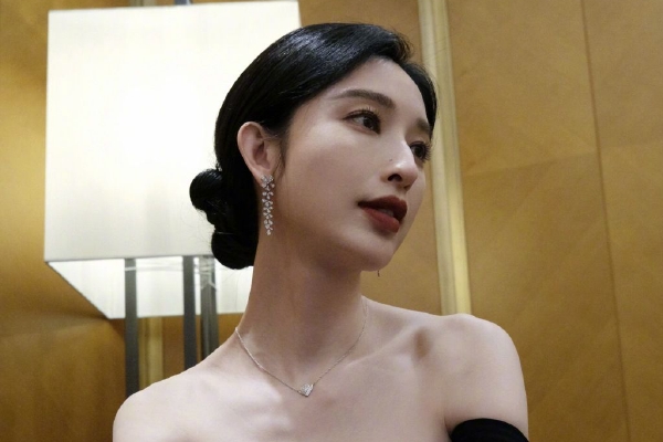 　　<span>要加强党对反腐败工作的集中统一领导，全链条压实各级检察院党组主体责任、党组书记第一责任人责任、班子成员和部门负责人“一岗双责”，全力支持驻院纪检监察组履行监督责任，加强全面从严治党专题会商，坚决扛牢全面从严治检政治责任。</span>