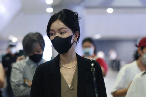 　　<span>在党内<strong>搞团团伙伙、结党营私、拉帮结派、政治攀附、培植个人势力</strong>等非组织活动，或者通过搞利益交换、为自己营造声势等活动捞取政治资本的，给予严重警告或者撤销党内职务处分；导致本地区、本部门、本单位政治生态恶化的，给予留党察看或者开除党籍处分。</span>