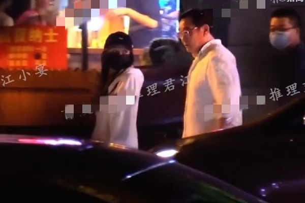 　　据官方消息，1月12日14时55分许，平顶山天安煤业股份有限公司十二矿（以下简称“天安煤业十二矿”）发生一起煤与瓦斯突出事故，截至13日15时，已确认10人遇难，6人失联，其余人员全部脱险。1月13日22时47分，有媒体记者在事故现场看到，又有一名被困人员被搜救出来，目前仍有5人失联。而部分获救矿工则正在医院接受救治和观察。