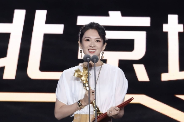 有记者问及中方对台湾地区领导人选举后两岸关系和台湾局势的看法,王毅表示,台湾地区选举是中国的地方事务。不管选举结果如何,都改变不了世界上只有一个中国、台湾是中国一部分的基本事实,都改变不了国际社会坚持一个中国原则的普遍共识。