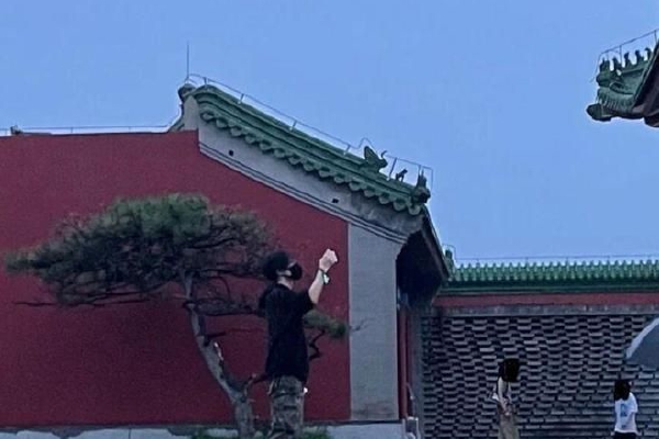 靳力出生于1980年10月,今年44岁,重庆人,籍贯为河北保定。1999年,他被保送进入清华计算机系,2008年获得博士学位。