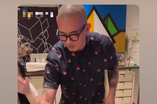 毛宁回应,瑙鲁政府宣布承认一个中国原则,同台湾当局断绝所谓的外交关系,同中国恢复外交关系,是瑙鲁作为主权国家独立自主作出的选择。这也说明一个中国原则是人心所向、大势所趋,是不可阻挡的。