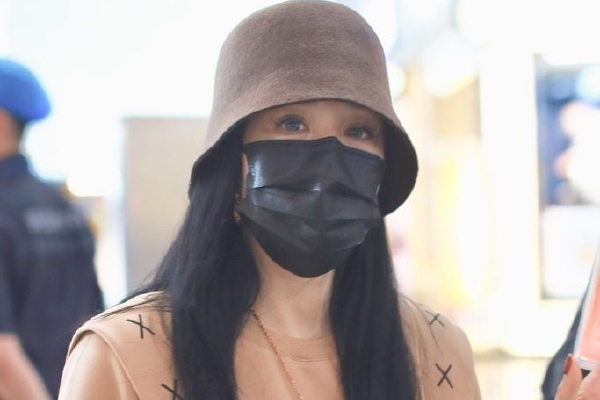 上海市崇明区委巡察组原组长、二级巡视员徐洪涉嫌受贿一案,由上海市监察委员会调查终结,移送检察机关审查起诉。日前,上海市人民检察院第二分院依法以涉嫌受贿罪对徐洪作出逮捕决定。该案正在进一步办理中。
