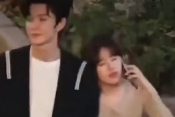 彭博社近日在一则报道中披露,现在不少远洋货轮穿越红海时,都会在对外公开的“目的地”一栏中,填上“中国”;或者在备注上,特意标明“船上都是中国籍船员”等内容。