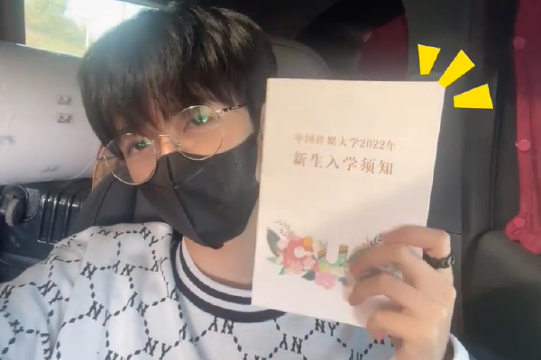 “突然间噼里啪啦响,这很不正常,那个通道有几百米长,看到不对劲,大家就开始往外跑,能跑掉就跑出来了,跑不掉就跑不掉了。”1月13日晚,记者在同一层住院区还遇到来自驻马店的获救矿工张伟,和张伟同病房的两位工友都能够自主行动,记者走进病房时他们正躺在床上休息。张伟告诉记者,事发时,和他一起上工的工友大约有30人,大家都慌不择路,现在他还不知道其他人的情况。