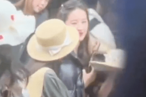 　　毛宁强调，我们敦促美方务必认清台湾问题的极端复杂性和敏感性，切实恪守一个中国原则和中美三个联合公报，将美国领导人多次重申的不支持“台独”、不支持“两个中国”或“一中一台”、不寻求把台湾问题作为工具遏制中国等承诺落到实处，慎之又慎处理涉台问题，不以任何形式虚化掏空一个中国原则，不向“台独”分裂势力发出任何错误信号。