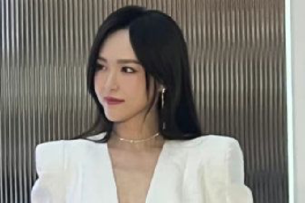 2023年,汽车进出口已成为中俄两国经贸合作的亮点。这一年,中国成为俄罗斯最主要的汽车进口来源国,俄罗斯也成为中国第一大汽车出口目的地国。中汽协统计数据显示,2023年1至11月,中国向俄罗斯出口的整车量达到84.1万辆。据俄汽车市场分析机构autostat公司统计,截至2023年12月底,中国乘用车在俄进口新车中所占份额约为76.1%,在俄进口二手车中所占份额约为2.3%。2023年俄罗斯汽车市场销量前10名中,中国汽车品牌占6席,包揽第二至第七名。2023年,俄罗斯市场上在售的中国汽车品牌约有60个。