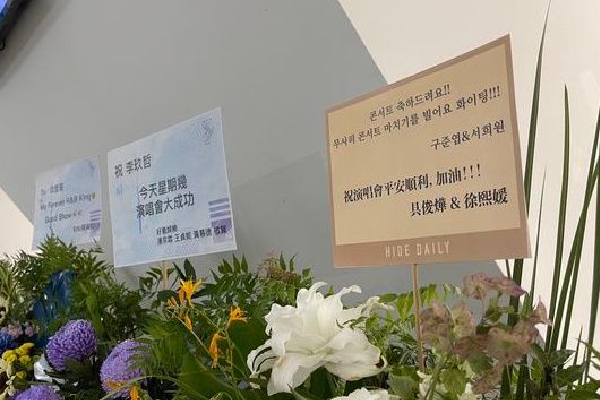 <span>就在中央的会议召开前不久,2023年12月底,中共中央印发了修订后的《中国共产党纪律处分条例》,与修订前相比,将“政治攀附”也写入了非组织活动的具体表述中。</span>