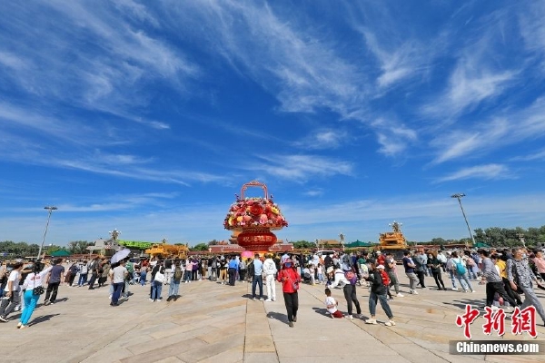 彭博社记者:昨天有报道称,很多在红海航行的中国船只通过自动识别系统(ais)应答器广播称自己是中国的船只。该应答器一般用于广播船只的目的地和所载货物。你是否掌握上述情况?是中国政府告知中国船只这么做的吗?还是企业自己的行为?