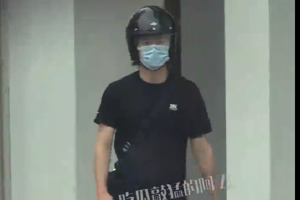 　　17日晚，大连人俱乐部发布公告称，“虽经多方努力，因历史债务无法化解，俱乐部无法正常运营，最终未能通过2024赛季联赛准入。很遗憾不能继续共同征战绿茵场……”随着这则公告发布，大连人俱乐部15年历史画上句号，而深圳队也极有可能倒在今年的准入关前。