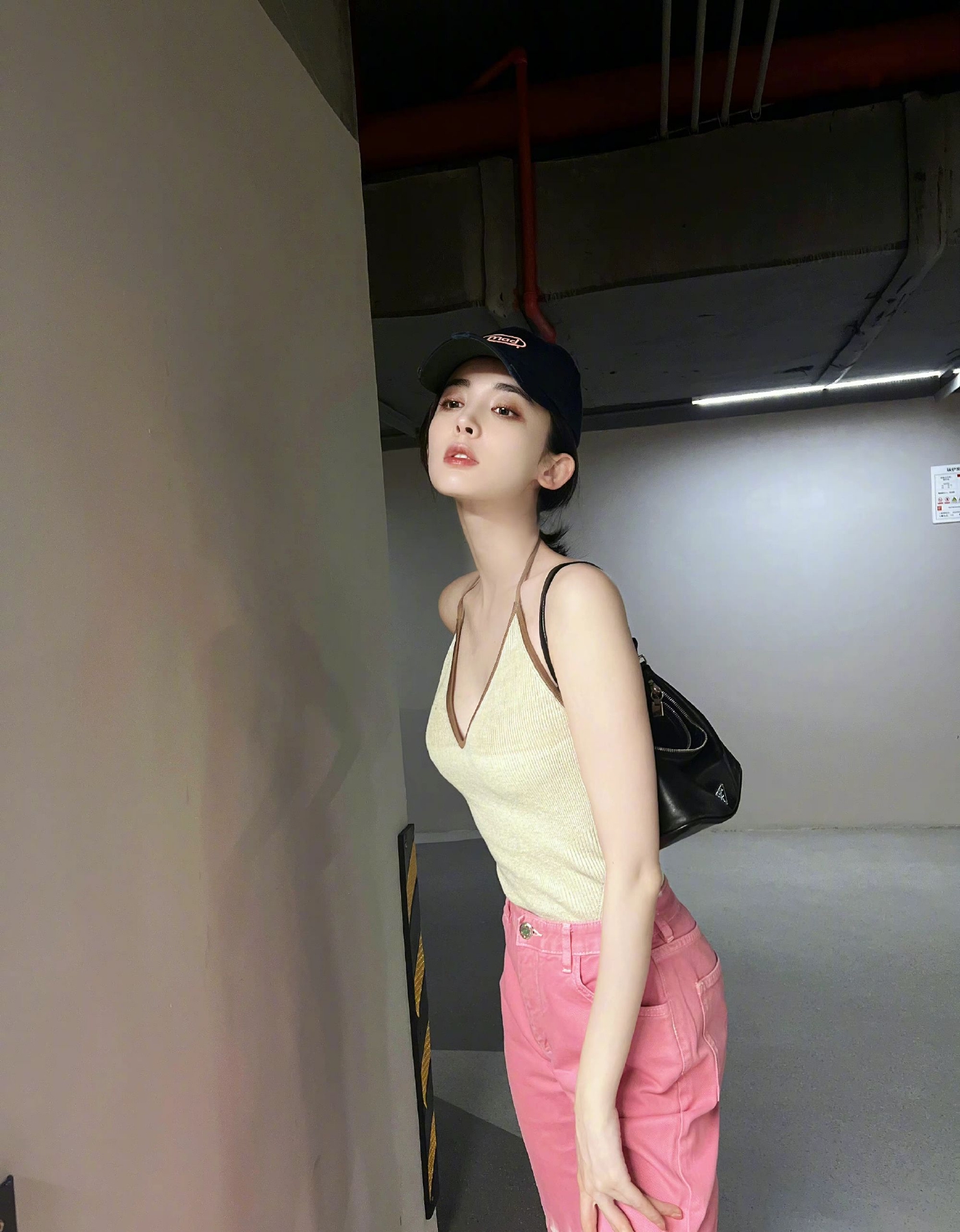 经历热身赛的波折后,外界对国足将士心态的调整更为关注。武磊、吴曦等老队员平时承担起了为国家队新人减压的责任。因拉伤而处于恢复期的吴曦介绍,老将们日常经常会与首次参加亚洲杯的队友交流,帮助他们放松心态,团结一致。“心态在这种洲际大赛是首要的,先把心态放平稳,然后再考虑在场上如何按照教练的战术布置完成比赛。自我的东西在比赛中肯定要有,但更多的还是团队协作精神。”吴曦说。