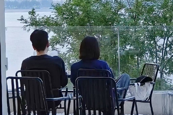 躺在中国平煤神马集团总医院普外科的病床上,回忆着遇险与被救时的一幕幕,包括记平在内的很多矿工都夜不能寐。记平说他是幸运的,被送到医院时,除有些头晕外身体并无骨折或外伤,目前正在住院接受观察,同时他也为遇难的工友感到悲伤。