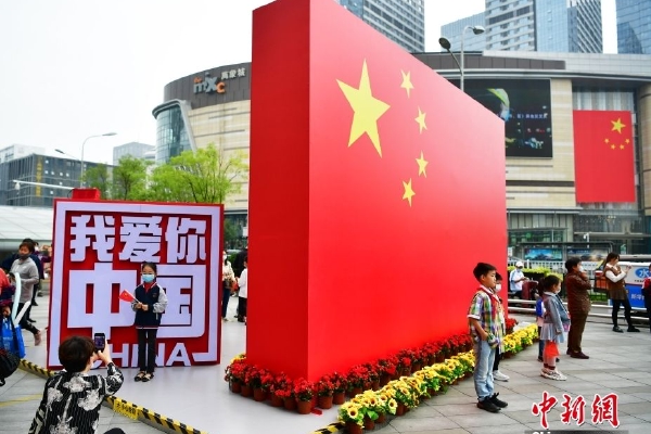 <span>五、共同参与社会监督。</span>欢迎广大学生及家长关注培训场地、设施配置、消防安全、从业人员资质等方面的风险隐患,可通过国务院“互联网 督查”、教育部k8凯发天生赢家官网、“中国教育督导”微信公众号及各地投诉举报渠道,举报提供违规违法问题线索。如涉及违规收退费等消费纠纷、消防设施器材损坏或故障、安全出口锁闭、疏散通道被占用堵塞、灭火和应急疏散预案不健全等问题,也可向当地消协组织、12345市民热线投诉反映。