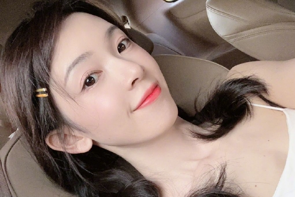 据多家媒体报道,马树山老人是个生活简朴、热心公益,捐资助学、扶危济困,好评如潮、荣誉等身的“迁西好人”。马树山退休后偏居在迁西县城一隅一栋平房里,家中的家具、电器非常老旧,手机是非智能的“老人机”,自行车是孩子们淘汰不用的。最为耀眼是房间里的“河北省优秀离退休干部党员”等多本凯发k8旗舰厅的荣誉证书,“捐资助教办文艺 回报家乡赤子心”等多面锦旗,河北省市县三级媒体宣传马树山先进事迹的多篇文章和视频,都是这位“迁西好人”的有力见证。