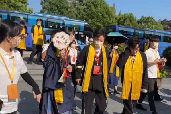 　　毛宁表示，台湾地区选举是中国的地方事务，中方一贯坚决反对美台开展任何形式的官方往来，坚决反对美方以任何方式、任何借口干涉台湾事务。