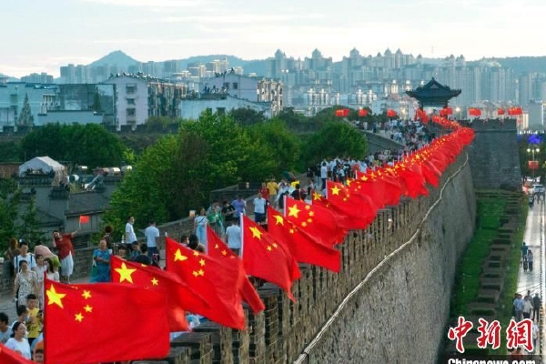 1月13日22时47分,记者在平顶山天安煤业股份有限公司十二矿北山工区事故现场看到,又有1名被困人员被搜救出来,目前仍有5人失联,搜救工作仍在持续。同时,新的救援力量也在投入井下。