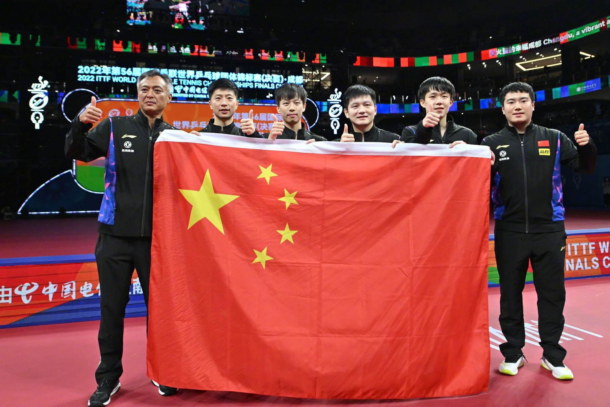 成为全球汽车出口冠军,中国花了约70年时间。中国汽车工程学会名誉理事长付于武说,1956年,中国第一辆国产解放牌卡车下线,结束了中国不能造车的历史;1992年,中国汽车年产量首次突破100万辆;2009年,中国汽车产销量首次双双突破1000万辆大关,成为全球第一大汽车产销国,至今连续15年保持这个地位;2012年,中国汽车出口量突破百万大关,之后在2021年首次突破200万辆,并于今年突破500万辆。