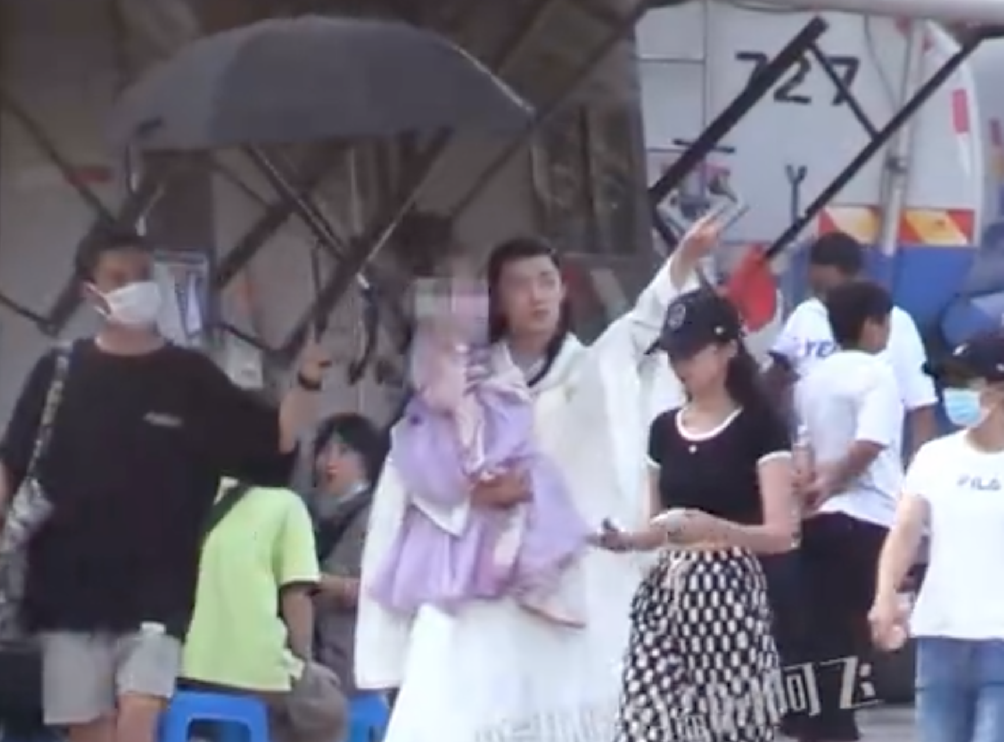 　　毕业那年，靳力和王晓英在接受采访的时候说：“我们要敢于挑战，但是更重要的是坚持。不是为了我们的生活更好，而是为了更多的人生活更好，这是我们的人生观，也是在将来的坎坷道路上让我们能够坚持理想的动力。”