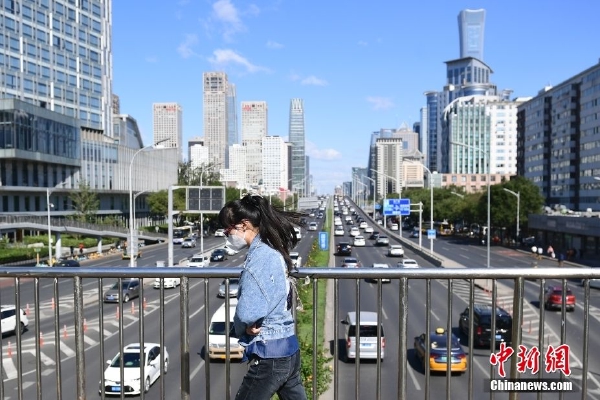 靳力曾在清华大学2021年毕业典礼上发表致辞。他说,“我是1999到2008年在系里本硕博连读,毕业后跟爱人一起到了青海”。