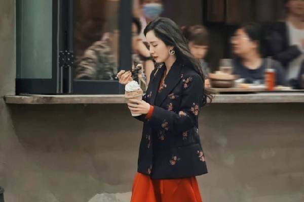 <span>二、坚决打击违规“黑竞赛”。</span>“大师赛(dss)”“希望杯(xwb)”“华杯赛(hbs)”等均属违规举办的“黑竞赛”。所有竞赛结果均被禁止作为中小学生招生入学依据和考试加分项目。不法分子散布“竞赛获奖,助力升学”谣言、贩卖焦虑、非法敛财,属严重违法违规行为,教育部门将会同有关部门严厉打击。