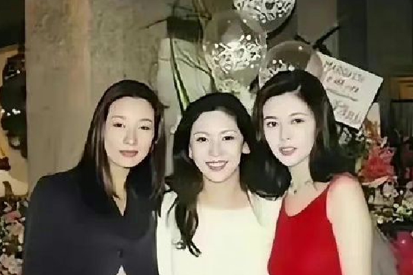 　　民航方面，河南机场集团将密切关注航班放行正常率变化，及时发布放行不正常预警信息；更新升级开放候机楼旅客过夜休息区；与机场高速、地铁、城际保持高效的信息联动保障机制，有效应对复杂天气下的旅客疏散和保障。