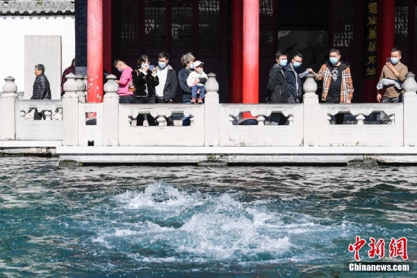 此外,南方都市报从深圳市民政局获悉,按照国务院办公厅发布的2024年放假安排,2月9日(星期五)除夕正常上班,属于工作日,深圳市各区民政部门婚姻登记机关将照常办理各项婚姻登记业务