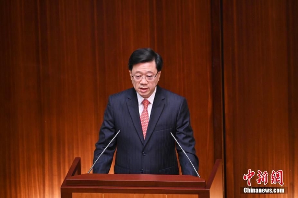 　　有记者提问，民营经济是推动经济持续健康发展的重要力量，是高质量发展不可或缺的重要基础。请问新的一年国家发改委将出台哪些举措更好促进民营经济发展壮大？