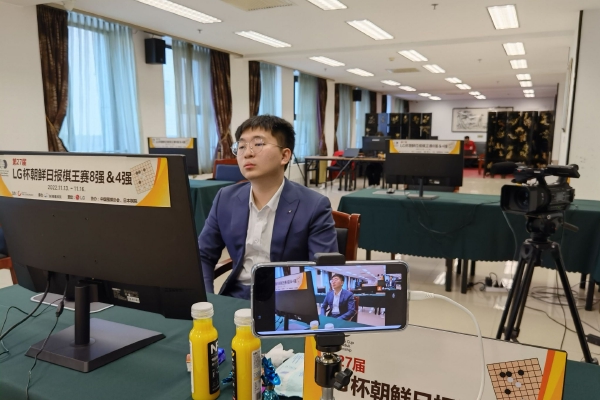 　　郝军辉长期在税务系统工作，曾任国家税务总局离退休干部办公室主任兼人事司副司长（司长级），国家税务总局人事司（党委组织部）司长（部长），国家税务总局总会计师兼人事司（党委组织部）司长（部长），国家税务总局总会计师，国家税务总局总经济师，2021年12月出任国家税务总局副局长。