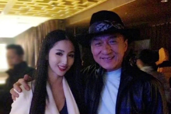 据多家媒体报道,马树山老人是个生活简朴、热心公益,捐资助学、扶危济困,好评如潮、荣誉等身的“迁西好人”。马树山退休后偏居在迁西县城一隅一栋平房里,家中的家具、电器非常老旧,手机是非智能的“老人机”,自行车是孩子们淘汰不用的。最为耀眼是房间里的“河北省优秀离退休干部党员”等多本凯发k8旗舰厅的荣誉证书,“捐资助教办文艺 回报家乡赤子心”等多面锦旗,河北省市县三级媒体宣传马树山先进事迹的多篇文章和视频,都是这位“迁西好人”的有力见证。