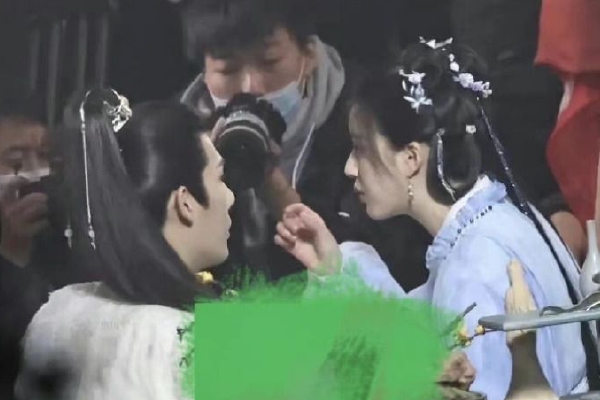 　　<span>纪委通报显示，孙力军从未真正树立理想信念，</span><span><strong>背弃“两个维护”，毫无“四个意识”</strong></span><span>，政治野心极度膨胀，政治品质极为恶劣，权力观、政绩观极度扭曲，妄议党中央大政方针，制造散布政治谣言，</span><span><strong>阳奉阴违，欺上瞒下</strong></span><span>，捞取政治资本。</span>